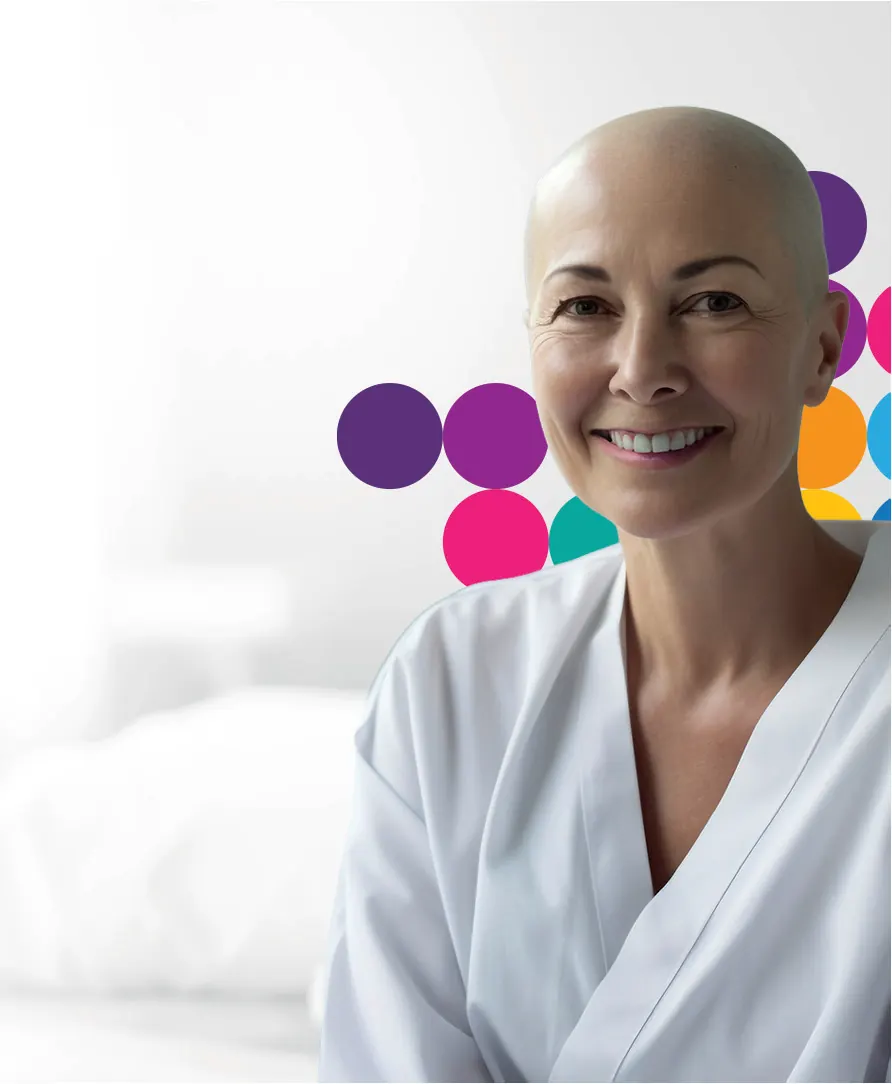 Paciente sorridente em tratamento oncológico, com círculos coloridos ao fundo